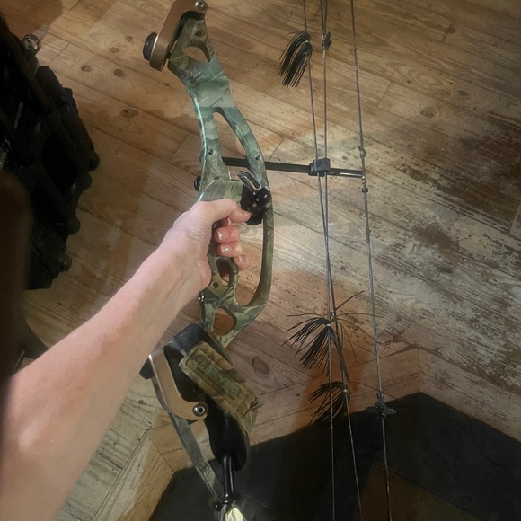 Hoyt Rintec compound bow - Picture 2 of 3